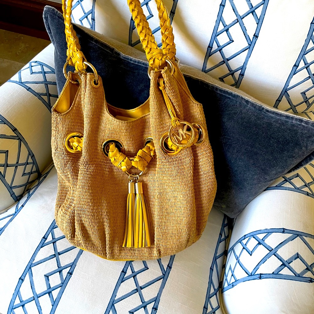 EUC Micheal Kors bucket bag
